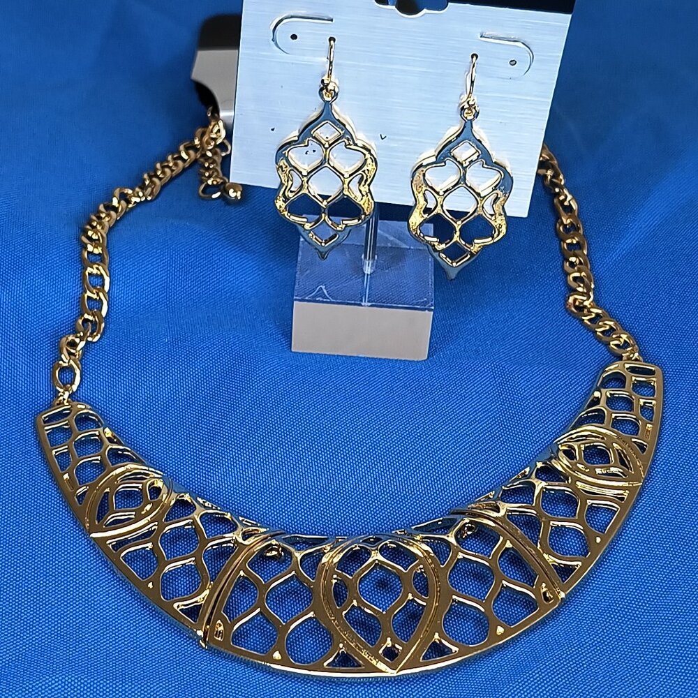 Quatrefoil Flower Geo Shape Set Crew Neck Bib Collar Necklace Earring Gold Tone